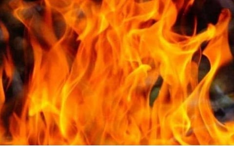 திருப்பூரில் சாலையின் நடுவே தீக்குளித்து பெண் தற்கொலை: போலீஸார் தொடர் விசாரணை