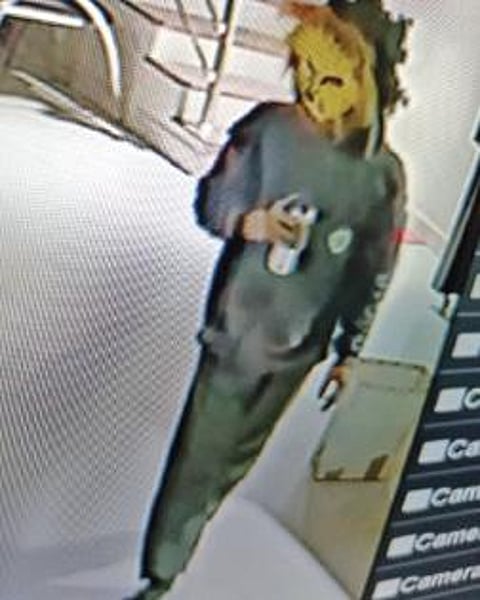 திருட்டு நடந்த பிரபல நகைக்கடை சிசிடிவி கேமராவில் பதிவான, முகமூடி அணிந்து கையில் ஸ்பிரே வுடன் நடந்து வரும் நபர்.