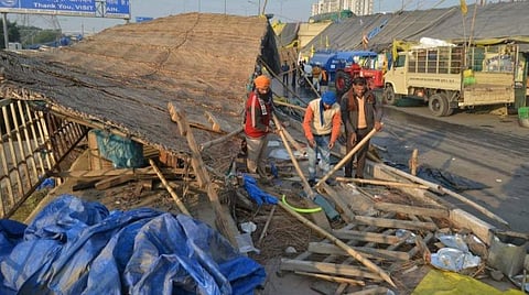 விவசாயிகள் வீடு திரும்பினர்: டெல்லி எல்லைப் பகுதியில் போக்குவரத்து தொடங்கியது