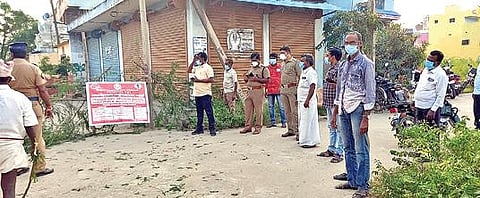 ஆரணி அடுத்த பையூர் கிராமத்தில் ஒமைக்ரான் அறிகுறி காணப்பட்ட பெண்ணின் தந்தைக்கு கரோனா தொற்று உறுதி செய்யப்பட்டதால், தடுப்புகள் அமைத்து கட்டுப்படுத்தப்பட்ட பகுதியாக அறிவிக்கப்பட்டுள்ளது.