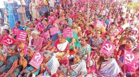 சிவகாசியில் பட்டாசு தொழிலாளர்கள் ஆர்ப்பாட்டம்