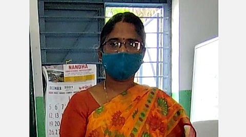 பணியிடை நீக்கம் செய்யப்பட்ட அரசுப் பள்ளி உயர்நிலைப் பள்ளித் தலைமை ஆசிரியர் கீதா.