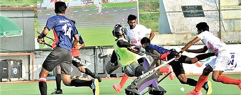 கோவில்பட்டியில் தேசிய ஜூனியர் ஹாக்கி போட்டியின் நேற்றைய ஆட்டத்தில் பஞ்சாப் அணியுடன் மகாராஷ்டிரா அணி மோதியது.