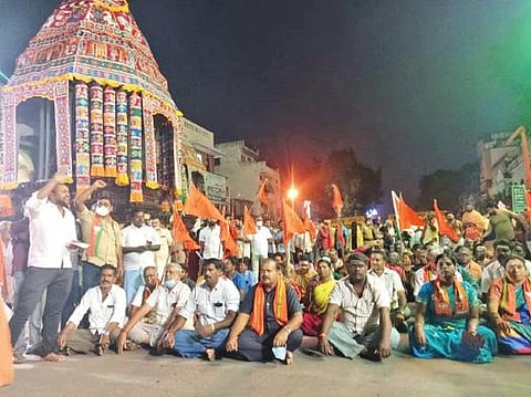 சிதம்பரம் கீழ வீதியில் கோயிலின் வாயிலில் பாஜக மற்றும் இந்து முன்னணியினர் மறியல் போராட்டத்தில் ஈடுபட்டனர்.