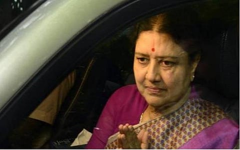 அதிமுக பதவி, கொடியைப் பயன்படுத்த எதிர்ப்பு: காவல் ஆணையர் அலுவலகத்தில் சசிகலா மீது ஜெயக்குமார் புகார்