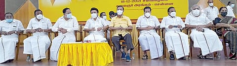 திமுக மாவட்டச் செயலாளர்கள், நாடாளுமன்ற, சட்டப்பேரவை உறுப்பினர்கள் கூட்டம் சென்னை அண்ணா அறிவாலயத்தில் நேற்று நடைபெற்றது. இதில் பங்கேற்ற முதல்வரும், திமுக தலைவருமான ஸ்டாலின் மற்றும் துரைமுருகன், டி.ஆர்.பாலு உள்ளிட்ட மூத்த நிர்வாகிகள்.படம்: க.ஸ்ரீபரத்