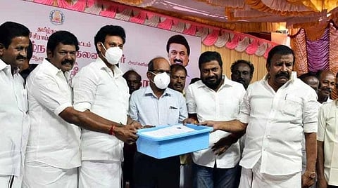 மண்ணச்சநல்லூரில் நடைபெற்ற குறைதீர் முகாமில் மக்களிடம் அளித்த மனுக்களை அமைச்சர்கள் கே.என்.நேரு, அன்பில் மகேஸ் பொய்யாமொழி ஆகியோரிடம் இருந்து பெறும் மாவட்ட ஆட்சியர் சு.சிவராசு.