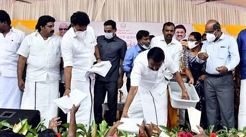 ஸ்ரீரங்கம் வட்டம் கேர் கல்லூரியில் நடைபெற்ற குறைதீர் முகாமில் பொதுமக்களிடம் இருந்து மனுக்களைப் பெறும் அமைச்சர்கள் கே.என்.நேரு, அன்பில் மகேஸ் பொய்யாமொழி.