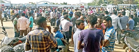 கூடங்குளம் அணுமின் நிலையத்தில் உள்ளூர் இளைஞர்களுக்கு வேலைவாய்ப்பு மறுக்கப்படுவதாக குற்றஞ்சாட்டி நூற்றுக்கணக்கானோர் அணுமின் நிலைய நுழைவு வாயிலை முற்றுகையிட்டு நேற்று போராட்டத்தில் ஈடுபட்டனர்.