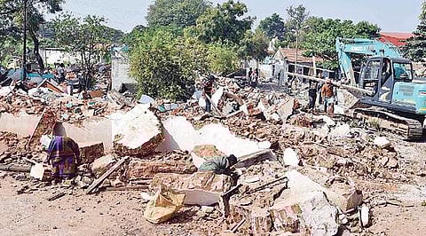 உக்கடம் சலவைத் தொழிலாளர் குடியிருப்பில் நேற்று இடித்து அகற்றப் பட்ட வீடுகள். படம்: ஜெ.மனோகரன்