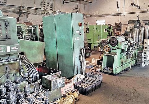 கோவை சிட்கோ தொழிற்பேட்டையில் உற்பத்தி நிறுத்தம் காரணமாக தொழிலாளர்கள் இல்லாமல் வெறிச்சோடி காணப்பட்ட குறுந்தொழில் நிறுவனம். படங்கள்: ஜெ.மனோகரன்