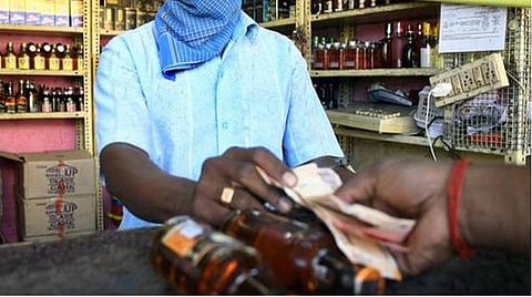 சீருடையுடன் சென்று மதுபானம் வாங்கியதால் இல்லம் தேடி கல்வித் திட்டத்தில் இருந்து பிரச்சார கலைக்குழு நீக்கம்: மாவட்ட முதன்மைக் கல்வி அலுவலர் நடவடிக்கை