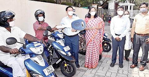 காஞ்சிபுரத்தில் மாற்றுத் திறனாளிகளுக்கு இணைப்புச் சக்கரம் பொருத்தப்பட்ட ஸ்கூட்டரை வழங்குகிறார் மாற்றுத் திறனாளிகள் நலத்துறை அரசுச் செயலர் லால்வீனா. உடன் ஆட்சியர் மா.ஆர்த்தி, மாவட்ட வருவாய் அலுவலர் இரா.பன்னீர்செல்வம், மாவட்ட மாற்றுத் திறனாளிகள் நல அலுவலலர் குமார்.