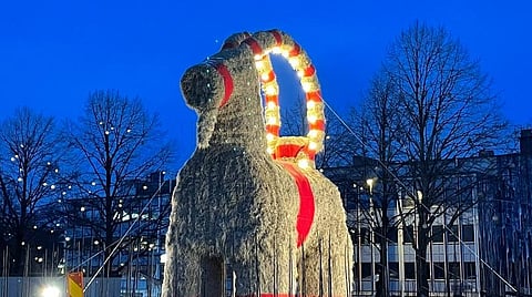 கொண்டாடப்படும் கெவ்லே ஆடு: ஸ்வீடனின் கிறிஸ்துமஸ் பாரம்பரியமும், 'தீவைப்பு' சம்பவக் கலக்கமும்!