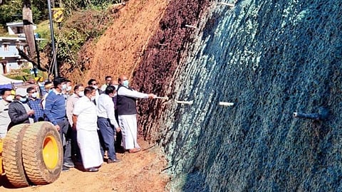 உதகை மலைப்பாதை நெடுஞ்சாலையில் நிலச்சரிவுகள் மற்றும் மண் சரிவைத் தடுக்க பசுமை தொழில்நுட்ப முறையான மண் உறுதிப்படுத்தும் திட்டத்தை அமைச்சர் எ.வ.வேலு தொடங்கி வைத்தார்.