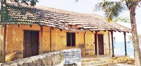 கொல்லஅள்ளி அரசு உயர்நிலைப்பள்ளியில் உள்ள பழுதான வகுப்பறை கட்டிடத்தை அகற்ற வேண்டுமென மக்கள் கோரிக்கை விடுத்துள்ளனர்.