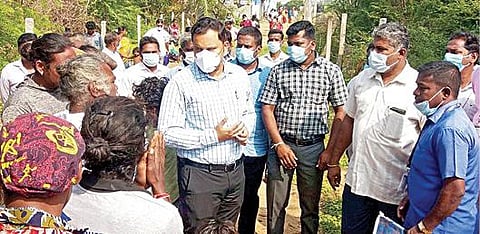 பூஞ்சேரி நரிக்குறவர் சமுதாயத்தினர் வசிக்கும் பகுதியில் மாவட்ட ஆட்சியர் ஆ.ர.ராகுல்நாத் நேரில் ஆய்வு செய்து நரிக்குறவர் மக்களின் கோரிக்கைகளை கேட்டறிந்தார்.