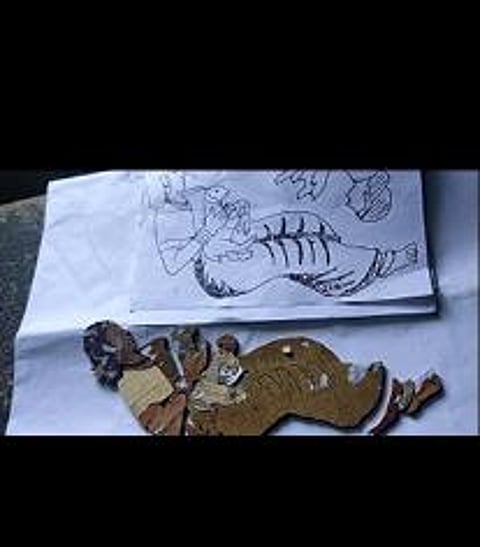 சிவகங்கையில் மர உட்பதிப்பு ஓவியம் தயாரிக்கும் ஓவியர் பால்ராஜ்.