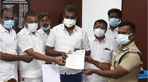 பொள்ளாச்சி ஜெயராமன் எம்எல்ஏ மீது காலணி வீசியவர்கள் மீது நடவடிக்கை: எஸ்.பி.வேலுமணி தலைமையில் ஐஜியிடம் மனு