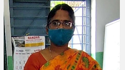 பணியிடை நீக்கம் செய்யப்பட்ட திருப்பூர் இடுவாய் அரசு உயர்நிலைப் பள்ளியின் தலைமை ஆசிரியை கீதா