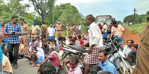 குளத்தில் மின்வயர் அறுந்து விழுந்ததில் மின்சாரம் தாக்கி விவசாயி உயிரிழந்ததால், அவரது குடும்பத்தினருக்கு நிவாரணம் கேட்டு வீரவநல்லூரில் பொதுமக்கள் சாலை மறியலில் ஈடுபட்டனர்.