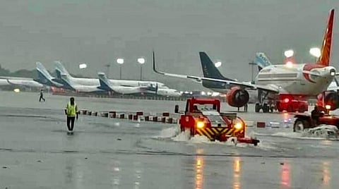 சென்னையில் கனமழை: விமானங்கள் புறப்படுவதில் தாமதம்