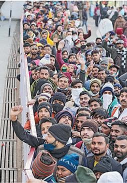 ஜம்முவின் கத்ரா பகுதியில் அமைந்துள்ள வைஷ்ணவி தேவி கோயிலில் புத்தாண்டையொட்டி நேற்று பக்தர்கள் குவிந்தனர். இதன்காரணமாக கூட்ட நெரிசல் ஏற்பட்டு 16 பேர் உயிரிழந்தனர்.படம்:பிடிஐ