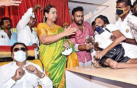 ஆங்கிலப் புத்தாண்டையொட்டி தேமுதிக தலைவர் விஜயகாந்த், சென்னை கோயம்பேட்டில் உள்ள கட்சி தலைமை அலுவலகத்தில் தொண்டர்களைச் சந்தித்து வாழ்த்து தெரிவித்தார். உடன் தேமுதிக பொருளாளர் பிரேமலதா, விஜயகாந்த் மகன் விஜயபிரபாகரன் உள்ளிட்டோர்.