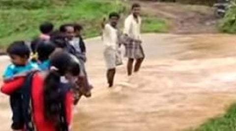 கொடைக்கானலில் காட்டாற்றுவெள்ளம்: ஆபத்தான முறையில் ஆற்றைக் கடக்கும் மக்கள்