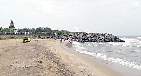 போலீஸார் அனுமதிக்காததால் மாமல்லபுரம் கடற்கரை, சுற்றுலா பயணிகள் இன்றி வெறிச்சோடி காணப்பட்டது.