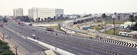 வண்டலூர் மேம்பாலப் பணி முடிவடைந்துள்ள நிலையில், அதன் அருகே 'Y' வடிவில் உள்ள கிளாம்பாக்கம் செல்லும் மேம்பாலத்தின் பணிகள் மிகவும் மெதுவாக நடைபெறுகின்றன.படம்: எம்.முத்துகணேஷ்