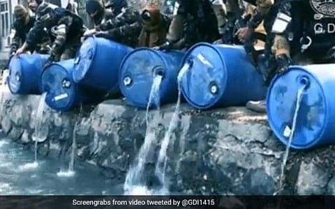 3000 லிட்டர் மதுபானத்தை கால்வாயில் கொட்டி வீடியோ வெளியிட்ட தலிபான்கள்: வீடியோ இணைப்பு