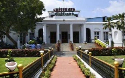 புதுச்சேரியில் தடுப்பூசி செலுத்தாத அரசு ஊழியர்களுக்கு கட்டாய விடுப்பு: ஜன.7-க்குள் அறிக்கை தர அரசுத்துறைகளுக்கு உத்தரவு