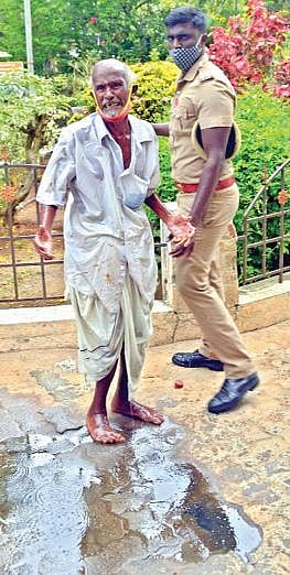 தீக்குளிக்க முயன்ற விவசாயி சுப்பையா.