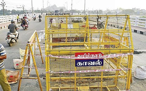 திருச்சி காவிரி ஆற்றுப் பாலத்தில் சேதமடைந்த பகுதியில் வைக்கப்பட்டுள்ள தடுப்பு.படம்: ஜி.ஞானவேல்முருகன்