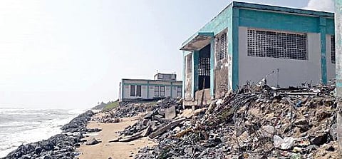 கடலூர் சின்ன குப்பத்தில் கடலரிப்பால் சேதமடைந்துள்ள கட்டிடங்கள்.