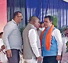 கர்நாடகாவில் முதல்வர் முன்னிலையில் அமைச்சரை தாக்க முயன்ற காங்கிரஸ் எம்.பி.