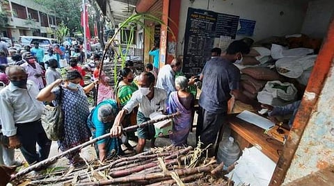 21 பொருட்கள் அடங்கிய பொங்கல் பரிசுத் தொகுப்பு விநியோகம்; முதல்வர் ஸ்டாலின் இன்று தொடங்கி வைக்கிறார்: 2.15 கோடி அரிசி குடும்ப அட்டைதாரர்களுக்கு வழங்கப்படுகிறது