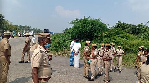 நார்த்தாமலை பகுதியில் போலீஸார் ஏராளமானோர் பாதுகாப்பு பணியில் ஈடுபட்டுள்ளனர்.