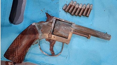 பறிமுதல் செய்யப்பட்ட கைத்துப்பாக்கி மற்றும் தோட்டாக்கள்.