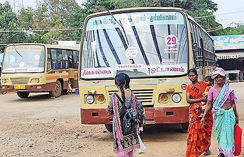 சிவகங்கை பேருந்து நிலையத்தில் ஓட்டுநர், நடத்துநர் இல்லாததால் நிறுத்தி வைக்கப்பட்டிருந்த நகர பேருந்துகள்.