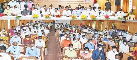 விழுப்புரத்தில் பள்ளிக் கல்வித்துறை சார்பில் நடைபெற்ற ஆய்வுக்கூட்டத்தில் அமைச்சர்கள் அன்பில் மகேஸ் பொய்யாமொழி, பொன்முடி, மஸ்தான் மற்றும் ஆட்சியர் மோகன் உள்ளிட்டோர் பங்கேற்றனர்.