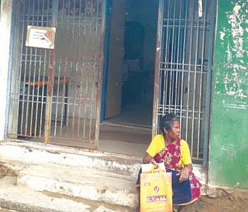 உளுந்தூர்பேட்டை சமூகப் பாதுகாப்பு திட்ட வட்டாட்சியர் அலுவலகத்தில் உதவித்தொகை கோரி வாயிலில் அமர்ந்திருக்கும் பெண். படம்: ந.முருகவேல்