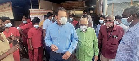 மேல்மருவத்தூர் கோயிலில் தமிழக அரசு அறிவுறுத்தியுள்ள கரோனா வழிகாட்டு நெறிமுறைகள் முறையாக பின்பற்றப்படுகிறதா என்று ஆய்வு செய்கிறார் மாவட்ட ஆட்சியர் ஆ.ர.ராகுல்நாத்.