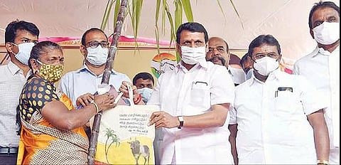 கோவை ராமநாதபுரம் நியாய விலைக்கடையில், பயனாளிகளுக்கு பொங்கல் பரிசுத் தொகுப்பை விநியோகிக்கும் பணியை தொடங்கிவைத்த அமைச்சர் வி.செந்தில்பாலாஜி. அருகில் ஆட்சியர் ஜி.எஸ்.சமீரன் உள்ளிட்டோர். படம்: ஜெ.மனோகரன்