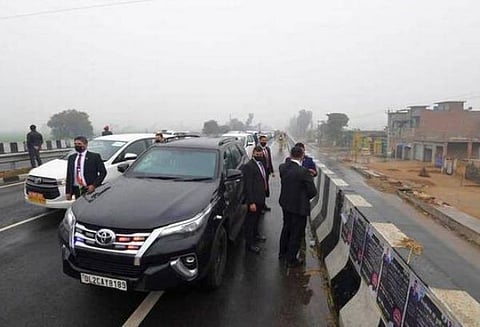 ஹுசைனிவாலாவில் இருந்து 30 கிமீ தொலைவில் உள்ள மேம்பாலத்தில் சாலை நெரிசல் காரணமாக பிரதமர் நரேந்திர மோடி பயணம் செய்த வாகனங்கள் நிறுத்தப்பட்டன.