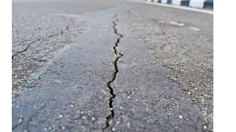 மதுரை: பொதுமக்கள் பயன்பாட்டுக்கு வரும் முன்பே விரிசல் விட்ட வைகை கரை நான்கு வழிச்சாலைகள்