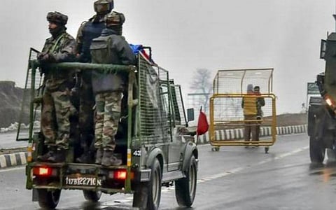 காஷ்மீரின் புல்வாமாவில் என்கவுன்ட்டர்: 3 தீவிரவாதிகள் சுட்டுக்கொலை