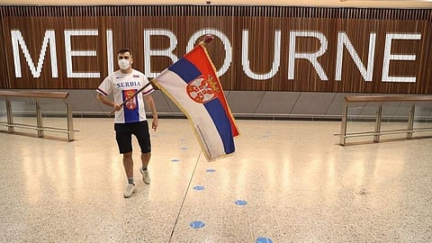 நோவாக் ஜோகோவிச் வருகைக்காக மெல்போர்ன் விமான நிலையத்தில் தேசியக் கொடியுடன் காத்திருந்த செர்பிய ரசிகர்.