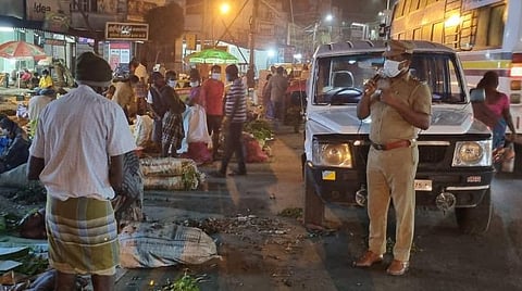 கரூர் உழவர்சந்தை பகுதியில்கரூர் நகரஇன்ஸ்பெக்டர் எம்.செந்தூர்பாண்டியன் மைக் மூலம்முகக்கவசம் அணிவதன் அவசியம் குறித்து விழிப்புணர்வுஏற்படுத்துகிறார்.